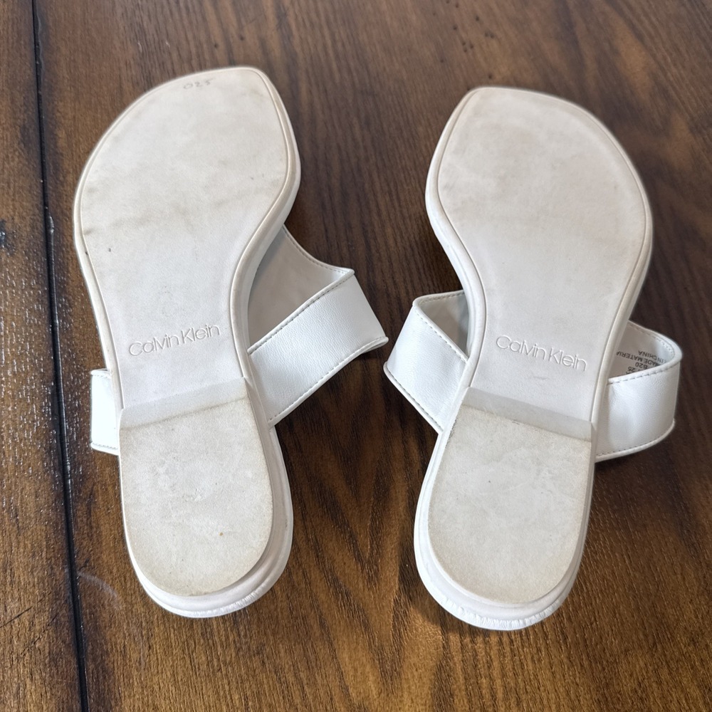 Calvin Klein Saela White Embossed Logo Thong Sandal Size 8 Minimalist Clean Girl - Picture 6 of 6